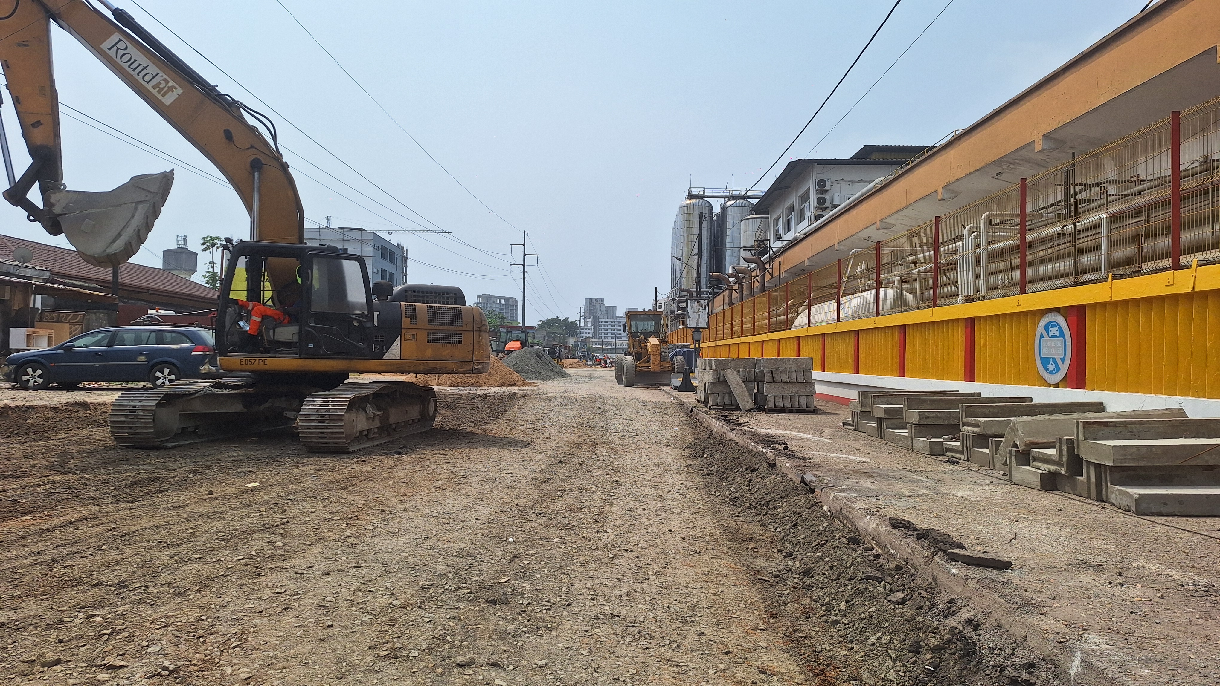 Pose des pavés devant l’usine Boissons du Cameroun de Koumassi