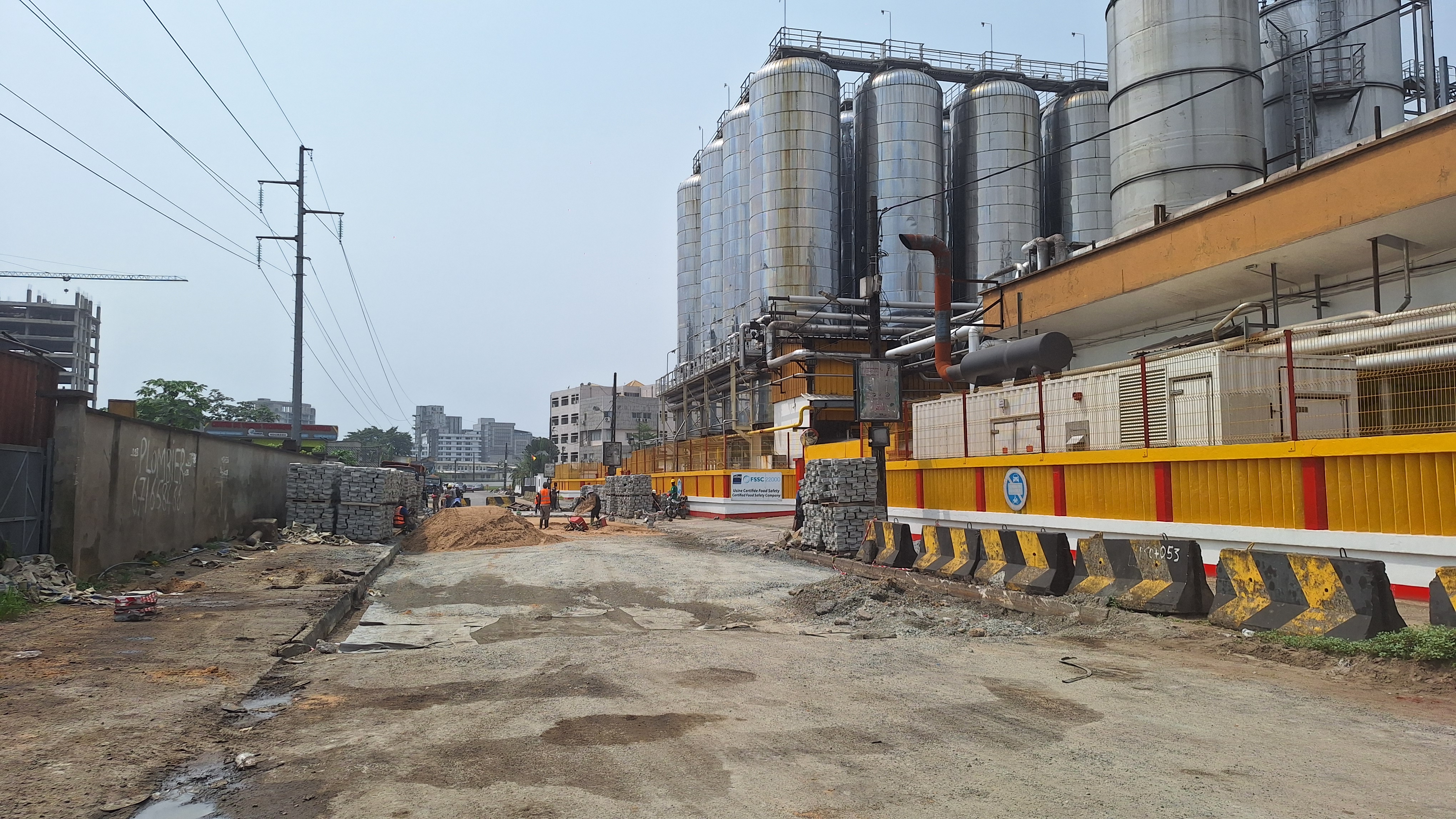 Pose des pavés devant l’usine Boissons du Cameroun de Koumassi